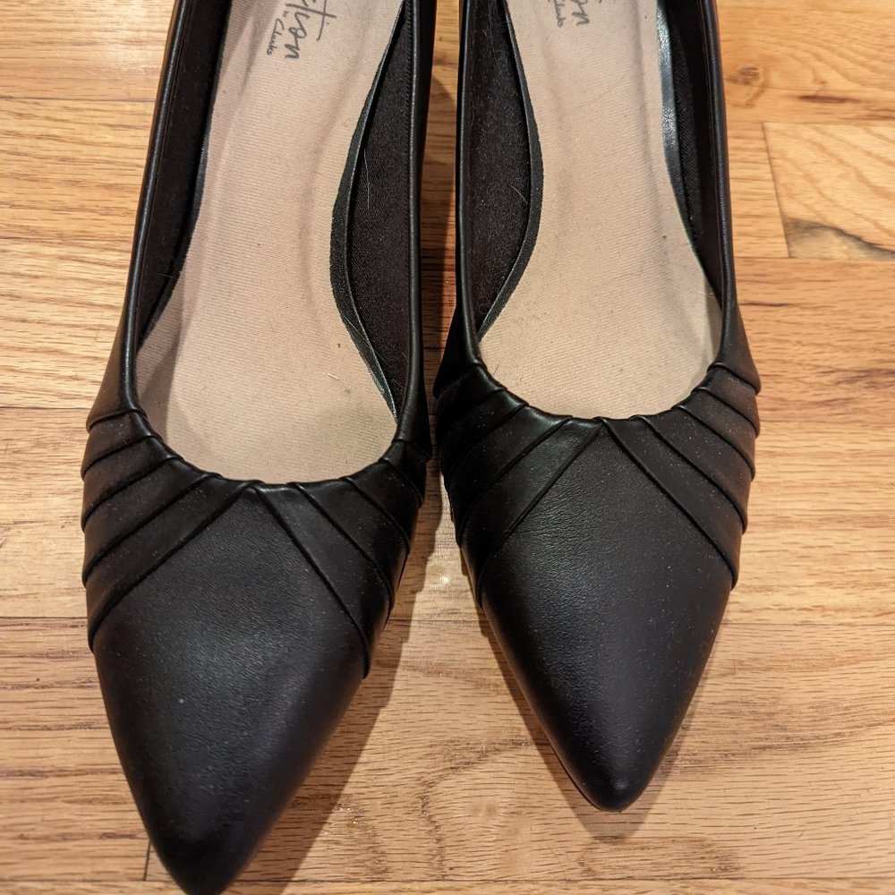 Black Clarks "ultimate comfort" pumps size 9 pointed toe